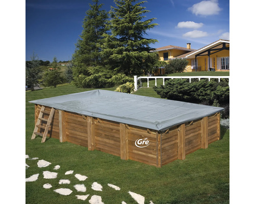 Piscine en bois avec couverture et échelle dans le jardin