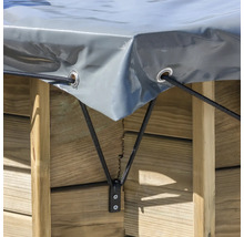 Detailaufnahme einer Poolabdeckung mit Befestigung an einem Holzpool