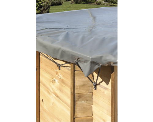 Holzpool mit grauer Schutzplane und Gummibandbefestigung
