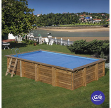 Holzpool mit Poolabdeckung und Leiter im Garten