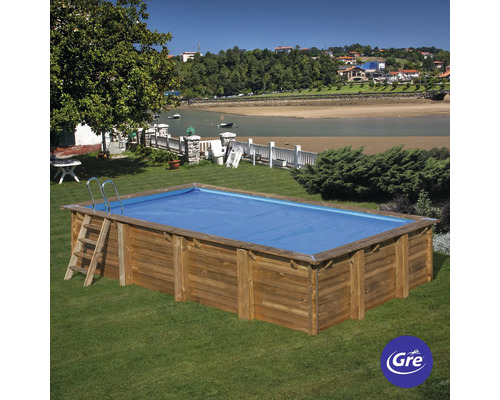 Piscine en bois avec couverture de piscine et échelle dans le jardin