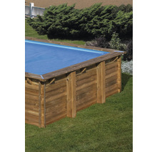 Holzpool mit Poolabdeckung im Garten