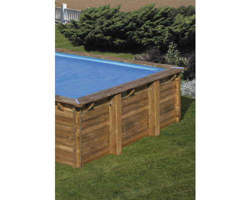 Piscine en bois avec couverture de piscine dans le jardin