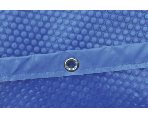 Détail d''une couverture de piscine avec oeillet