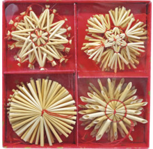 Quatre étoiles de paille dans une boîte rouge pour la décoration de Noël.