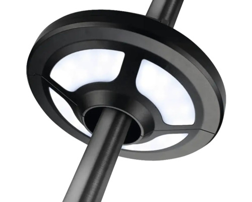 Gros plan d''un luminaire extérieur rond sur un mât
