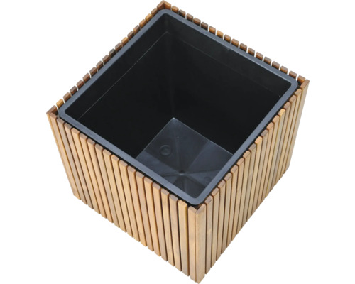 Quadratischer Pflanzkübel aus Holz mit Kunststoffeinsatz für den Garten