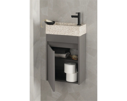 Waschtischunterschrank mit offenem Fach, Waschtischplatte, Armatur, Handtüchern und Toilettenpapier