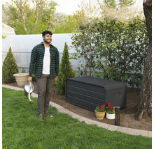 Szene im Garten mit einer Aufbewahrungsbox, einem Mann mit einer Gießkanne und Topfpflanzen