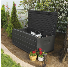 Geöffnete schwarze Gartenbox im Gartenbereich zur Aufbewahrung von Gartengeräten