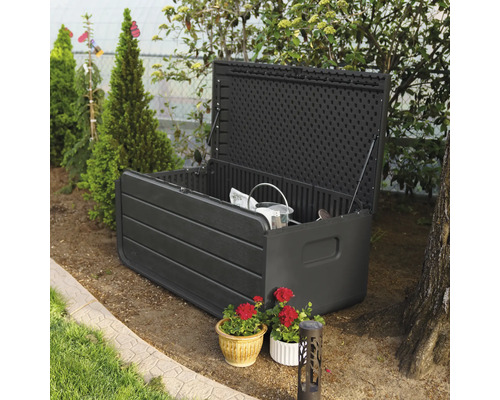 Geöffnete schwarze Gartenbox im Gartenbereich zur Aufbewahrung von Gartengeräten