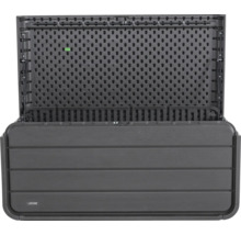 Geöffnete Gartenbox zur Aufbewahrung von Gartengeräten und -zubehör