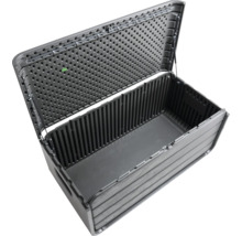 Geöffnete graue Gartenbox zur Aufbewahrung