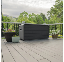 Aufnahme einer grauen Gartenbox auf einer Terrasse neben Blumentöpfen.
