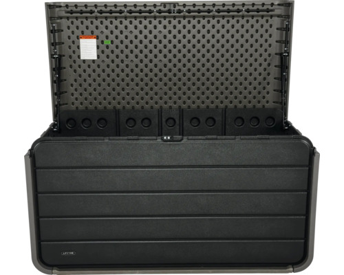 Geöffnete Gartenbox zur Aufbewahrung im Aussenbereich