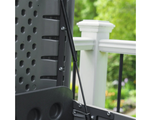 Detailaufnahme eines Gartenschranks mit Öffnungsmechanismus