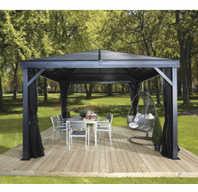 Pavillon de jardin avec table, chaises et fauteuil suspendu sur une terrasse en bois