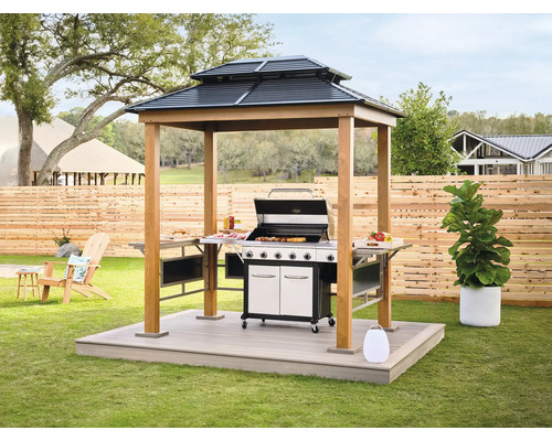 Szene mit Grill, Grillpavillon und Gartenmöbeln auf einer Rasenfläche