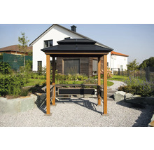 Pavillon de jardin avec poutres en bois et toit dans le jardin