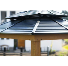 Vue détaillée d''un pavillon de jardin avec des poteaux en bois et un toit en métal
