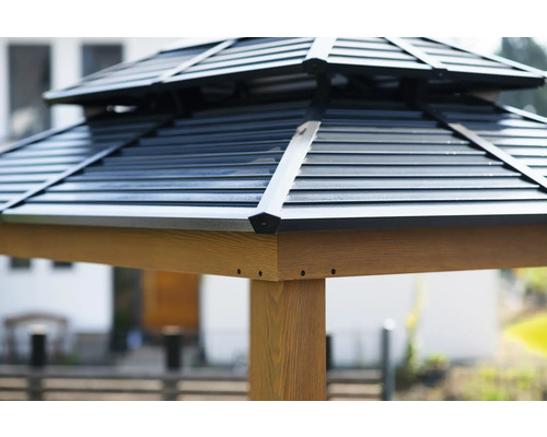 Detailansicht eines Gartenpavillons mit Holzpfosten und Metalldach