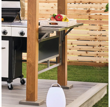 Espace barbecue avec barbecue, table et légumes