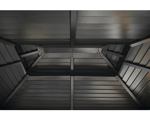 Innenansicht des Pavillons mit Metalldach