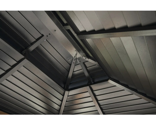 Detailansicht des Daches eines Pavillons mit Metallrahmen und Lamellenstruktur