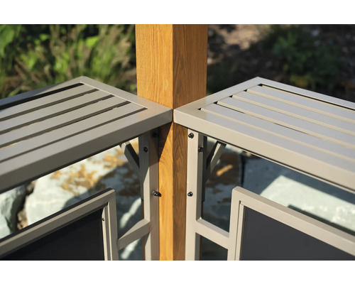 Detailansicht eines Sichtschutzzaun-Elements aus Holz und Metall