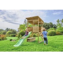 Kinderrutsche und Spielhaus aus Holz im Garten mit zwei Kindern