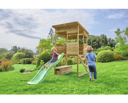 Kinderrutsche und Spielhaus aus Holz im Garten mit zwei Kindern