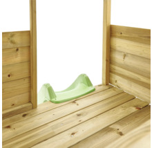 Detailansicht eines Holzspielhauses mit Rutschenbefestigung