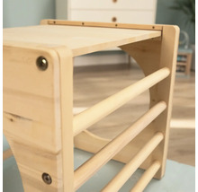 Échelle en bois clair pour que les enfants puissent grimper et jouer