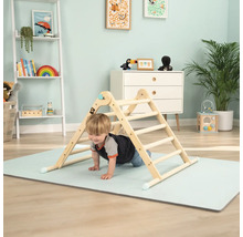 Enfant grimpant sur une structure d''escalade en bois dans une chambre d''enfant lumineuse.