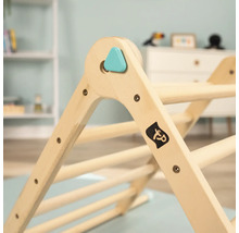 Vue détaillée d''un triangle d''escalade en bois avec des barreaux pour enfants