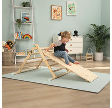 Un enfant joue sur un triangle d''escalade en bois avec toboggan dans la chambre d''enfant.