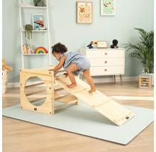 Un jeune enfant grimpe sur un jeu en bois avec toboggan dans une chambre d''enfant