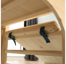 Gros plan d''une structure d''escalade en bois avec des sangles bleues pour fixer l''élément réglable