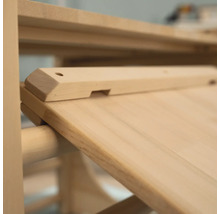 Vue détaillée d''une chaise en bois avec assise et dossier