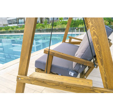 Balancelle en bois avec coussins gris près de la piscine