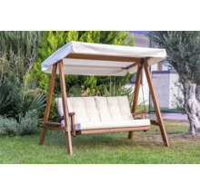Balancelle de jardin avec cadre en bois et toit en tissu dans le jardin