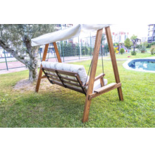 Balancelle en bois avec coussin et toit solaire dans le jardin