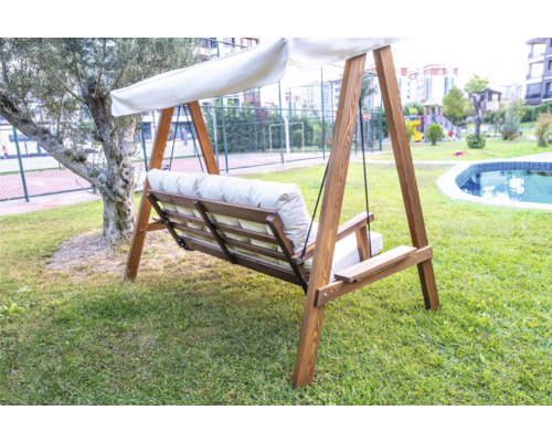 Holzschaukel mit Auflage und Sonnendach im Garten