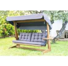 Balancelle de jardin avec cadre en bois et coussins gris sur pelouse
