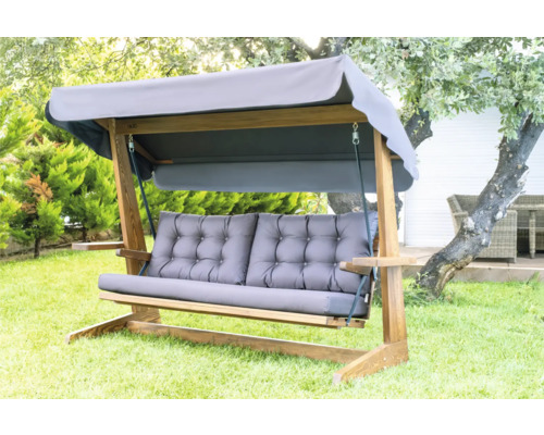 Balancelle de jardin avec cadre en bois et coussins gris sur pelouse