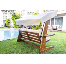 Balancelle en bois avec coussin et toit solaire dans le jardin