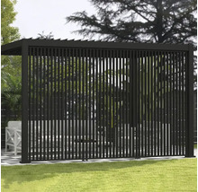 Pergola mit vertikalen Lamellen im Garten