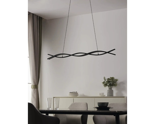 Moderne Pendelleuchte aus Metall über einem Esstisch