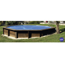 Piscine hors-sol avec revêtement en bois dans le jardin