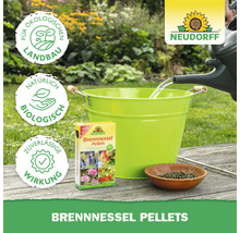 Neudorff Brennnessel Pellets mit Giesskanne und Eimer im Garten